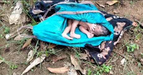 *मां की ममता हुई शर्मशार: नवजात शिशु को झोले में भरकर झाड़ियों में फेंका, ग्रामीणों ने डायल 112 के मदद से सरकारी अस्पताल पहुँचाया* *मां की ममता हुई शर्मशार: नवजात शिशु को झोले में भरकर झाड़ियों में फेंका, ग्रामीणों ने डायल 112 के मदद से सरकारी अस्पताल पहुँचाया*