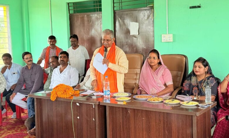 *पूर्व विधानसभा अध्यक्ष धरमलाल कौशिक ने सेवा पखवाड़ा कार्यक्रम के सबंध में कार्यकर्ताओं की ली संयुक्त बैठक,*  *कहा : सेवा पखवाड़ा अभियान, समाज के अंतिम व्यक्ति तक सेवा पहुंचाने का संकल्प*