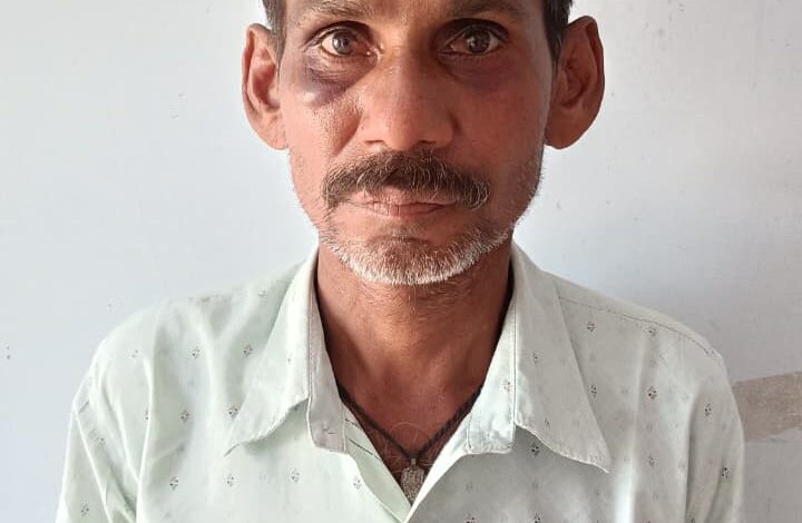 *मंदिर के पास बछड़े का मांस काट रहे ग्रामीण को लोगों ने किया पुलिस के हवाले, कृषक पशु परिरक्षण अधिनियम के तहत हुई कार्रवाई* *मंदिर के पास बछड़े का मांस काट रहे ग्रामीण को लोगों ने किया पुलिस के हवाले, कृषक पशु परिरक्षण अधिनियम के तहत हुई कार्रवाई*