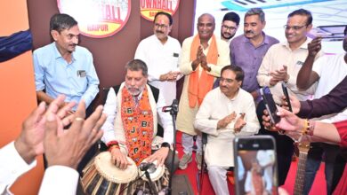 *भाजपाध्यक्ष किरण देव ने बजाया तबला,     टाउन हाल में पीएम मोदी के जीवन पर आधारित प्रदर्शनी का किया अवलोकन*