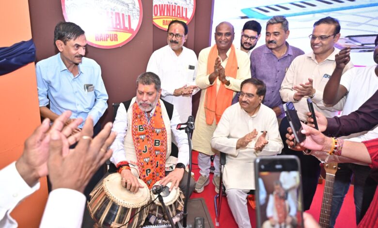 *भाजपाध्यक्ष किरण देव ने बजाया तबला,     टाउन हाल में पीएम मोदी के जीवन पर आधारित प्रदर्शनी का किया अवलोकन*