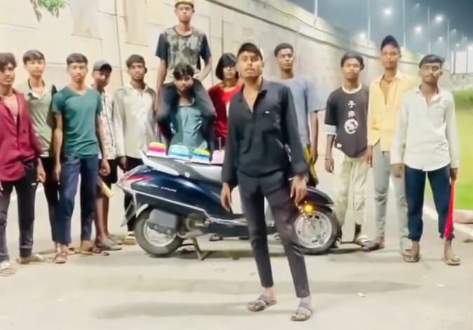 *बर्थडे ब्वाय ने नाबालिग दोस्तों के साथ तलवार से बीच राह केक काटा, सोशल मीडिया में विडियो वायरल होने पर एएसपी झा ने दिया सख़्त कार्यवाही करने का निर्देश*