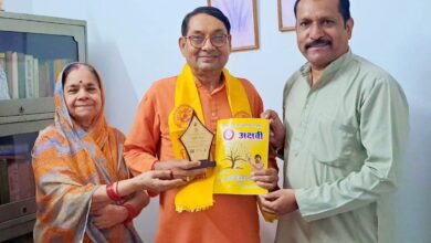 प्रयागराज के वरिष्ठ कवि श्री श्याम फतनपुरी जी को प्रेरणा स्मारिका एवं स्मृतिचिन्ह भेंट की गयी-