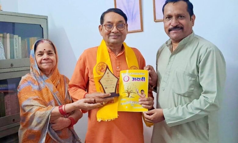 प्रयागराज के वरिष्ठ कवि श्री श्याम फतनपुरी जी को प्रेरणा स्मारिका एवं स्मृतिचिन्ह भेंट की गयी-