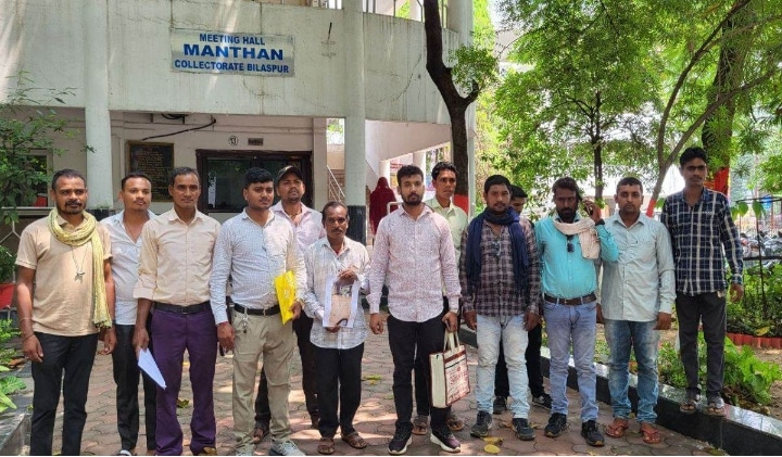 *15 वर्ष इंतजार करने के बाद भी नहीं बन पाई सड़क, 16 गांव के सरपंच सहित जनप्रतिनिधि पहुंचे कलेक्टर दफ्तर, दस दिन के भीतर काम चालू नहीं होने पर करेंगे हाईवे में चक्काजाम* *15 वर्ष इंतजार करने के बाद भी नहीं बन पाई सड़क, 16 गांव के सरपंच सहित जनप्रतिनिधि पहुंचे कलेक्टर दफ्तर, दस दिन के भीतर काम चालू नहीं होने पर करेंगे हाईवे में चक्काजाम*