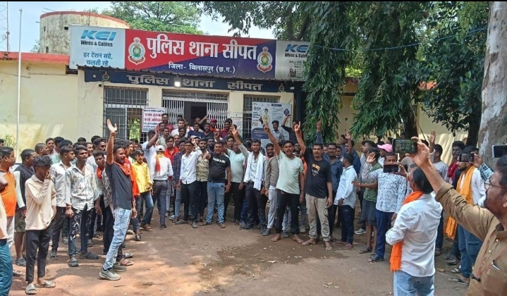 *मतांतरण : प्रार्थना सभा की आड़ में ब्रेन वॉश कर मंतातरण, सात आरोपी हिरासत में* *मतांतरण : प्रार्थना सभा की आड़ में ब्रेन वॉश कर मंतातरण, सात आरोपी हिरासत में*