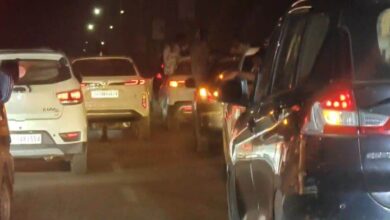 *कार सवार युवकों ने सनरूफ से निकलकर स्टंटबाजी की, 18 गाड़ियां जब्त*
