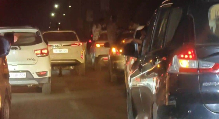 *कार सवार युवकों ने सनरूफ से निकलकर स्टंटबाजी की, 18 गाड़ियां जब्त*