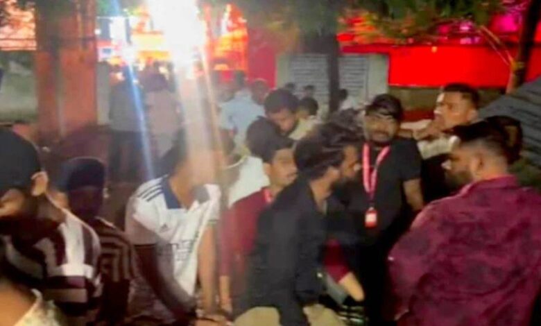 *चुनरी यात्रा के दौरान अचानक विवाद बढ़कर हिंसा में बदला, दो समुदायों में जमकर हुआ विवाद क्षेत्र में पुलिस बल तैनात* *चुनरी यात्रा के दौरान अचानक विवाद बढ़कर हिंसा में बदला, दो समुदायों में जमकर हुआ विवाद क्षेत्र में पुलिस बल तैनात*