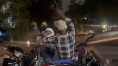 *मेन रोड पर युवतियों की गुंडागर्दी का विडियो वायरल, एक युवक को मारा तमाचा तो दूसरी ने डाली मिर्ची पाउडर पुलिस में शिकायत नहीं*