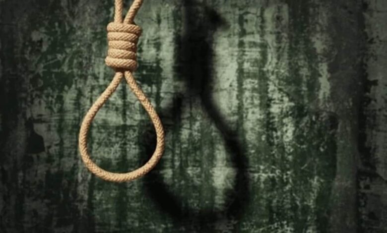 *पुलिस लाइन परिसर में प्रधान आरक्षक का शव फंदे से लटका मिला, मचा हड़कंप* *पुलिस लाइन परिसर में प्रधान आरक्षक का शव फंदे से लटका मिला, मचा हड़कंप*