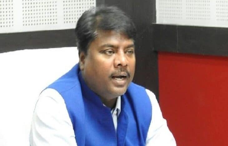 लकवा ग्रस्त कर्मचारी का मंत्री केदार कश्यप पर आरोप… जूता उठाकर की गाली-गलौज और मारपीट, कांग्रेस ने मांगा इस्तीफा लकवा ग्रस्त कर्मचारी का मंत्री केदार कश्यप पर आरोप… जूता उठाकर की गाली-गलौज और मारपीट, कांग्रेस ने मांगा इस्तीफा