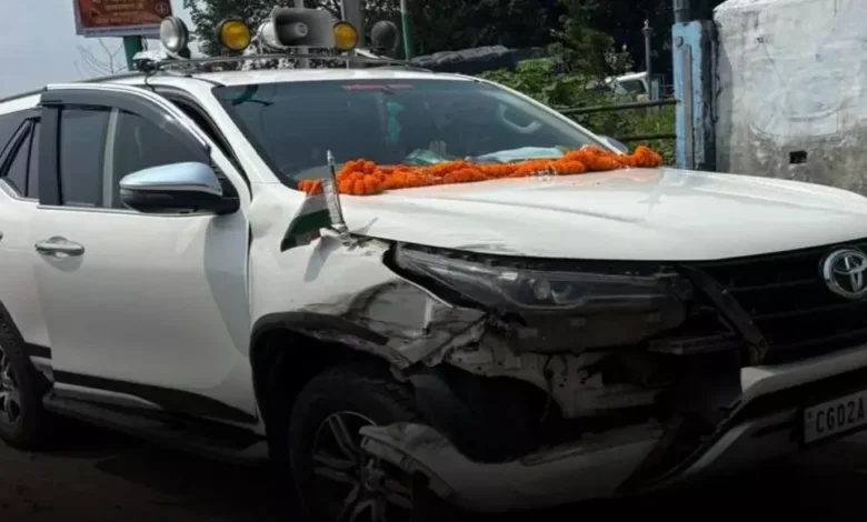 जन्मदिन पर बड़ा हादसा टला: ट्रक से भिड़ी काफिले की गाड़ी, सुरक्षित रहे मंत्री श्याम बिहारी जायसवाल जन्मदिन पर बड़ा हादसा टला: ट्रक से भिड़ी काफिले की गाड़ी, सुरक्षित रहे मंत्री श्याम बिहारी जायसवाल