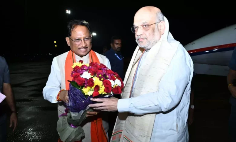 अमित शाह का रायपुर दौरा, मुख्यमंत्री विष्णुदेव साय ने किया गर्मजोशी से स्वागत अमित शाह का रायपुर दौरा, मुख्यमंत्री विष्णुदेव साय ने किया गर्मजोशी से स्वागत