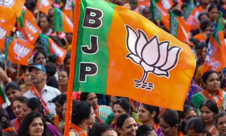 गुजरात में बड़ा राजनीतिक बदलाव: मुख्यमंत्री भूपेंद्र पटेल की पूरी मंत्रिपरिषद ने दिया इस्तीफा, शुक्रवार को नई कैबिनेट लेगी शपथ गुजरात में बड़ा राजनीतिक बदलाव: मुख्यमंत्री भूपेंद्र पटेल की पूरी मंत्रिपरिषद ने दिया इस्तीफा, शुक्रवार को नई कैबिनेट लेगी शपथ