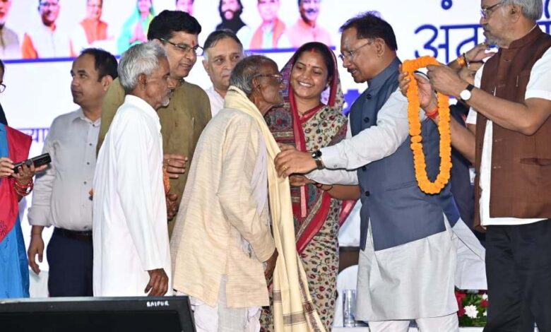 बुजुर्गों की सुरक्षा और सम्मान सरकार की सर्वोच्च प्राथमिकता : मुख्यमंत्री साय बुजुर्गों की सुरक्षा और सम्मान सरकार की सर्वोच्च प्राथमिकता : मुख्यमंत्री साय