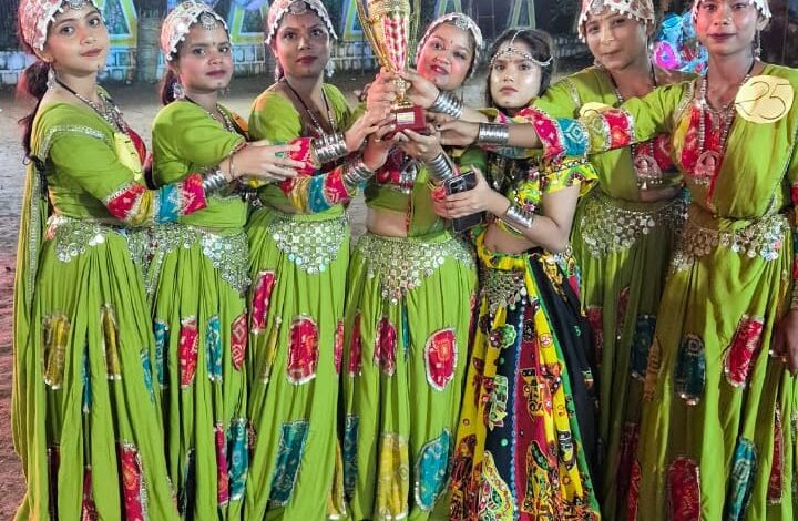 नवरात्रि उत्सव की रौनक: कालरात्रि ग्रुप ने अपनी धमाकेदार प्रस्तुति से बनाया रिकॉर्ड नवरात्रि उत्सव की रौनक: कालरात्रि ग्रुप ने अपनी धमाकेदार प्रस्तुति से बनाया रिकॉर्ड