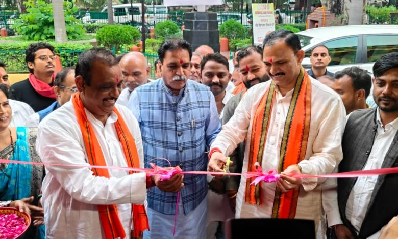 राजधानी में लौह शिल्प की चमक: स्वास्थ्य मंत्री श्याम बिहारी जायसवाल और विधायक राजेश मूणत ने तीन दिवसीय छ.ग. लौह शिल्प प्रदर्शनी का किया शुभारंभ
