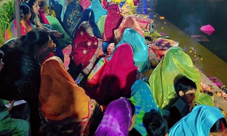 राजधानी रायपुर के आमातालाब में छठ महापर्व की तैयारियाँ चरम पर — आस्था, भक्ति और दिव्यता का अद्भुत संगम राजधानी रायपुर के आमातालाब में छठ महापर्व की तैयारियाँ चरम पर — आस्था, भक्ति और दिव्यता का अद्भुत संगम
