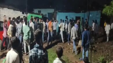 *मुस्लिम युवक द्वारा शिवलिंग में पेशाब करने की बात को लेकर देर रात तक जमकर हुआ हंगामा, शांति व्यवस्था बनाए रखने हेतु भारी संख्या में पुलिस बल तैनात, पुलिस अफसरों ने किया फ्लैग मार्च*