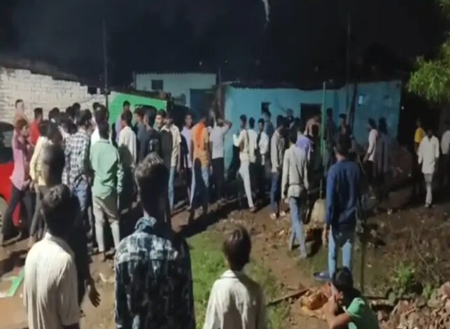 *मुस्लिम युवक द्वारा शिवलिंग में पेशाब करने की बात को लेकर देर रात तक जमकर हुआ हंगामा, शांति व्यवस्था बनाए रखने हेतु भारी संख्या में पुलिस बल तैनात, पुलिस अफसरों ने किया फ्लैग मार्च* *मुस्लिम युवक द्वारा शिवलिंग में पेशाब करने की बात को लेकर देर रात तक जमकर हुआ हंगामा, शांति व्यवस्था बनाए रखने हेतु भारी संख्या में पुलिस बल तैनात, पुलिस अफसरों ने किया फ्लैग मार्च*