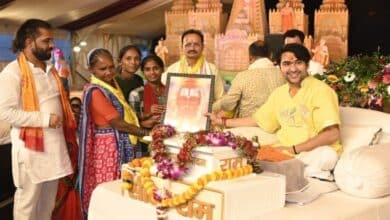 *पंडित धीरेंद्र कृष्ण शास्त्री ने श्रद्धालुओं को कथा सुनाई, कार्यक्रम के दौरान एक मुस्लिम परिवार ने हिंदू धर्म अपनाया*