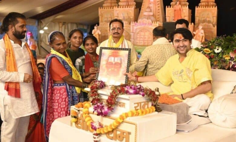*पंडित धीरेंद्र कृष्ण शास्त्री ने श्रद्धालुओं को कथा सुनाई, कार्यक्रम के दौरान एक मुस्लिम परिवार ने हिंदू धर्म अपनाया* *पंडित धीरेंद्र कृष्ण शास्त्री ने श्रद्धालुओं को कथा सुनाई, कार्यक्रम के दौरान एक मुस्लिम परिवार ने हिंदू धर्म अपनाया*