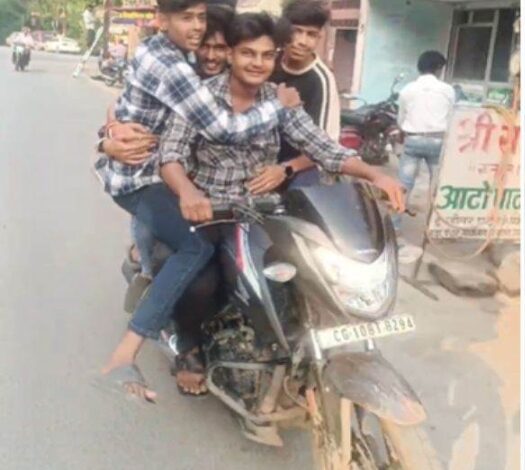 *यातायात व्यवस्था को धत्ता बताते हुए खुले आम नियमों की धज्जियां उड़ाते घुम रहे युवक, एएसपी ने कहा – होगी कार्यवाही* *यातायात व्यवस्था को धत्ता बताते हुए खुले आम नियमों की धज्जियां उड़ाते घुम रहे युवक, एएसपी ने कहा – होगी कार्यवाही*