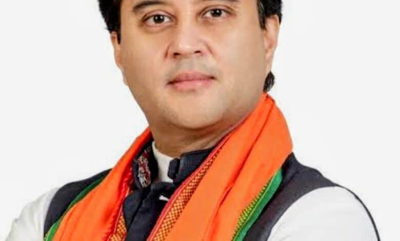 गुना – केंद्रीय मंत्री ज्योतिरादित्य सिंधिया ने दुर्घटना में माता-पिता खो चुकी बच्ची का लिया संरक्षण” गुना – केंद्रीय मंत्री ज्योतिरादित्य सिंधिया ने दुर्घटना में माता-पिता खो चुकी बच्ची का लिया संरक्षण”