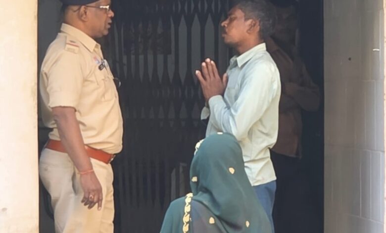 सिम्स में मानवता हुई शर्मसार: डेड बॉडी देने के नाम पर परिजनों से अवैध वसूली, वायरल वीडियो ने खोली पोल सिम्स में मानवता हुई शर्मसार: डेड बॉडी देने के नाम पर परिजनों से अवैध वसूली, वायरल वीडियो ने खोली पोल