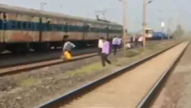 रेल मंडल की लापरवाही फिर उजागर! एक ही ट्रैक पर दौड़ती दिखीं ट्रेन और मालगाड़ियां, यात्रियों में मचा हड़कंप रेल मंडल की लापरवाही फिर उजागर! एक ही ट्रैक पर दौड़ती दिखीं ट्रेन और मालगाड़ियां, यात्रियों में मचा हड़कंप