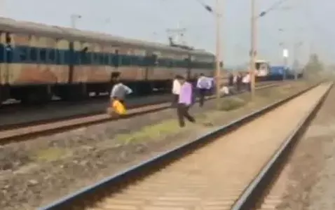 रेल मंडल की लापरवाही फिर उजागर! एक ही ट्रैक पर दौड़ती दिखीं ट्रेन और मालगाड़ियां, यात्रियों में मचा हड़कंप