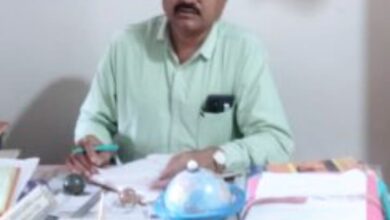 *लापरवाह शिक्षकों को बीईओ दयाल थमा रहे नोटिस, लेकिन आगे की कार्रवाई नदारद…. कहीं नोटिस की आड़ में वसूली का खेल तो नही?*     *मरवाही बीईओ रहते हुए भ्रष्ट्राचार में रहे लिप्त, पोड़ी उपरोड़ा में भी चला रहे अपनी मनमानी*