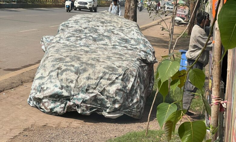 राजधानी रायपुर में सुरक्षा पर सवाल! हाई अलर्ट के बीच एनआईटी रोड पर ढंकी संदिग्ध लावारिस कार, पुलिस की नींद गायब — बिना नंबर की कार को ढंककर दूसरी कार से निकले संदिग्ध व्यक्ति, सरस्वती नगर थाने से महज 100 मीटर दूर खड़ी गाड़ी