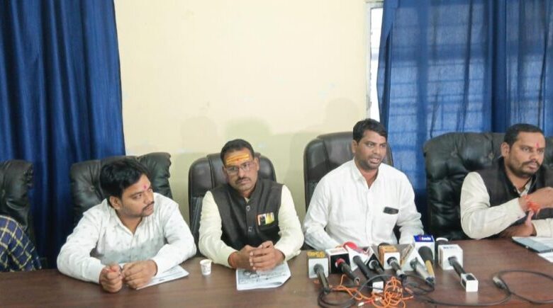 12वें दिन भी जारी रही सहकारी समिति कर्मचारियों की अनिश्चितकालीन हड़ताल — प्रेस कॉन्फ्रेंस में सरकार पर वादाखिलाफी का आरोप, मांगें पूरी नहीं होने पर धान खरीदी कार्य से अलग होने की चेतावनी 12वें दिन भी जारी रही सहकारी समिति कर्मचारियों की अनिश्चितकालीन हड़ताल — प्रेस कॉन्फ्रेंस में सरकार पर वादाखिलाफी का आरोप, मांगें पूरी नहीं होने पर धान खरीदी कार्य से अलग होने की चेतावनी