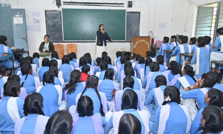 रेड इज़ माई पॉवर’ अभियान के साथ काजल कसेर की पहलरजोशक्ति जागरूकता महाअभियान : मासिक धर्म को पाठ्यक्रम में शामिल करने की उठी मांगपामगढ़ हायर सेकेंडरी कन्या स्कूल में संवाद कार्यक्रम आयोजित