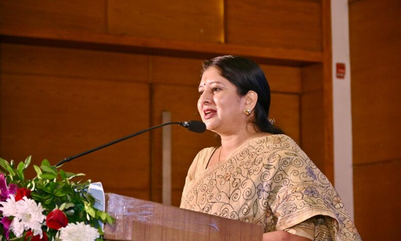 योगासन कला प्रदर्शन एवं सम्मान समारोह में डॉ. वर्णिका शर्मा का संदेश — “योग हमें वृद्ध नहीं होने देता, अयोग्य को योग्य बनाता है” योगासन कला प्रदर्शन एवं सम्मान समारोह में डॉ. वर्णिका शर्मा का संदेश — “योग हमें वृद्ध नहीं होने देता, अयोग्य को योग्य बनाता है”