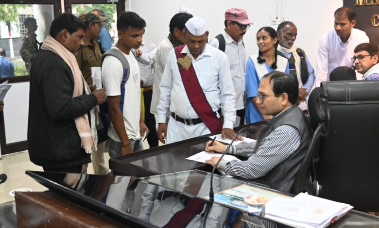 *कलेक्टर ने साप्ताहिक जनदर्शन में सुनी लोगों की समस्याएं, पूर्व सरपंच पर अवैध कब्जे की शिकायत, कलेक्टर ने दिए जांच के आदेश*