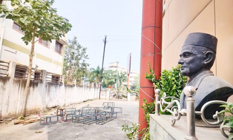 “सावरकर भवन में सावरकर उपेक्षित: नेताओं की बयानबाज़ी भारी, सम्मान हल्का” “सावरकर भवन में सावरकर उपेक्षित: नेताओं की बयानबाज़ी भारी, सम्मान हल्का”