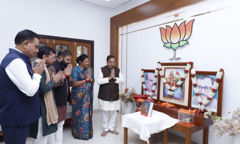 *भाजपा कार्यालय में मनाया गया संविधान दिवस, क्षेत्रीय संगठन महामंत्री अजय जामवाल ने कहा संविधान लोकतंत्र की गीता*