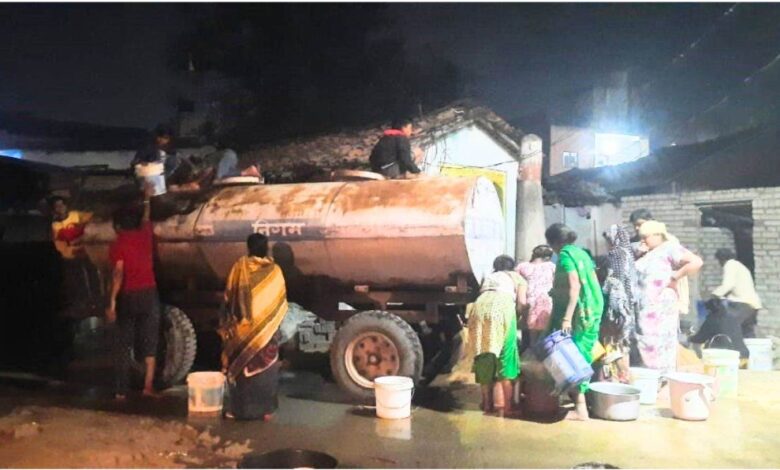 *शहरी क्षेत्र में अमृत मिशन के तहत पानी सप्लाई बंद, 15 हजार से अधिक घरों में पानी की समस्या प्रभावित क्षेत्रों में टैंकर से की जा रही सप्लाई* *शहरी क्षेत्र में अमृत मिशन के तहत पानी सप्लाई बंद, 15 हजार से अधिक घरों में पानी की समस्या प्रभावित क्षेत्रों में टैंकर से की जा रही सप्लाई*