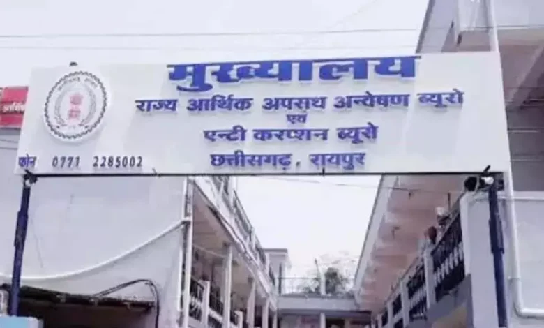 5 साल से फरार 50 करोड़ का ठग कोर्ट परिसर से गिरफ्तार: खुद को CA बताकर आधार–पैन पर लोन दिलाने के नाम पर करता था ठगी 5 साल से फरार 50 करोड़ का ठग कोर्ट परिसर से गिरफ्तार: खुद को CA बताकर आधार–पैन पर लोन दिलाने के नाम पर करता था ठगी