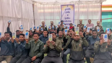 सरेंडर नक्सलियों के पुनर्वास को बढ़ावा, बस्तर आईजी ने बांटे स्मार्टफोन