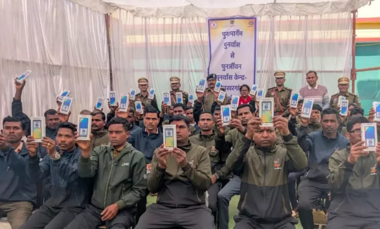 सरेंडर नक्सलियों के पुनर्वास को बढ़ावा, बस्तर आईजी ने बांटे स्मार्टफोन