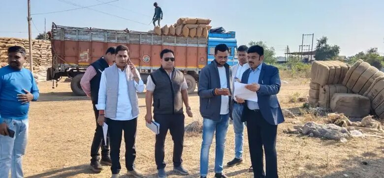 बिलासपुर: धान खरीदी केंद्रों का एमडी ने किया निरीक्षण, किसानों से ली जमीनी जानकारी — मिलर्स को धान उठाव में तेजी लाने के निर्देश बिलासपुर: धान खरीदी केंद्रों का एमडी ने किया निरीक्षण, किसानों से ली जमीनी जानकारी — मिलर्स को धान उठाव में तेजी लाने के निर्देश