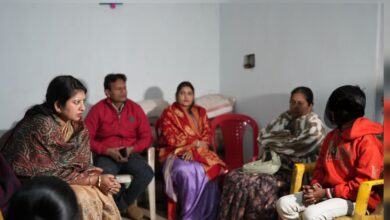 *बच्चे की बर्बर पिटाई पर आयोग सख्त, दूरस्थ अंचल में देर रात पहुंचीं अध्यक्ष वर्णिका शर्मा,*  *सीमा से सटे ऊबड़खाबड़ रास्तों से पीड़ित तक पहुंचीं डॉ. वर्णिका शर्मा, दोषियों पर कार्रवाई के निर्देश*