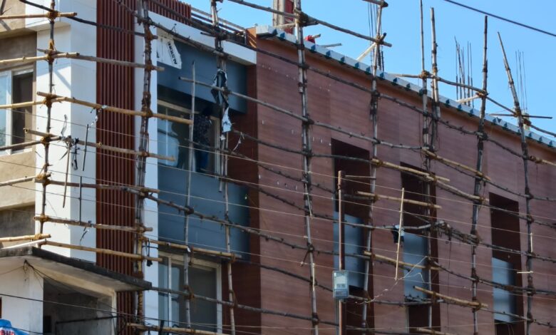 खबर का असर: फवारा चौक के अवैध भवन पर शिकंजा कसता प्रशासन, तीन विभागों ने बताया नियम विरुद्ध खबर का असर: फवारा चौक के अवैध भवन पर शिकंजा कसता प्रशासन, तीन विभागों ने बताया नियम विरुद्ध