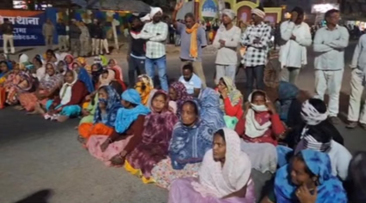 *केंद्रीय जेल में सर्व आदिवासी समाज के पूर्व जिला अध्यक्ष जीवन ठाकुर की मौत, नेशनल हाईवे 30 पर चारामा थाना के सामने परिजनों ने किया चक्का जाम*