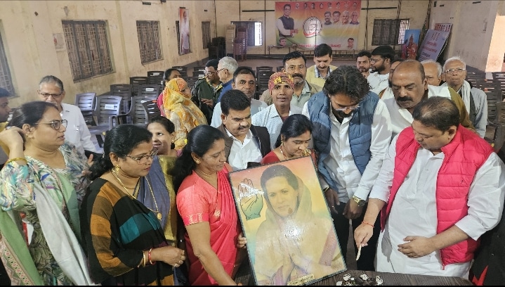 *सोनिया गांधी का धूमधाम से न्यायधानी में मनाया गया जन्मदिन, जिले के सभी वरिष्ठ नेता रहे शामिल* *सोनिया गांधी का धूमधाम से न्यायधानी में मनाया गया जन्मदिन, जिले के सभी वरिष्ठ नेता रहे शामिल*