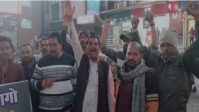 *बांग्लादेश में हिंदू युवक की हत्या के विरोध में राजधानी में प्रदर्शन, लोगों ने कहा- बंटेंगे तो कटेंगे*